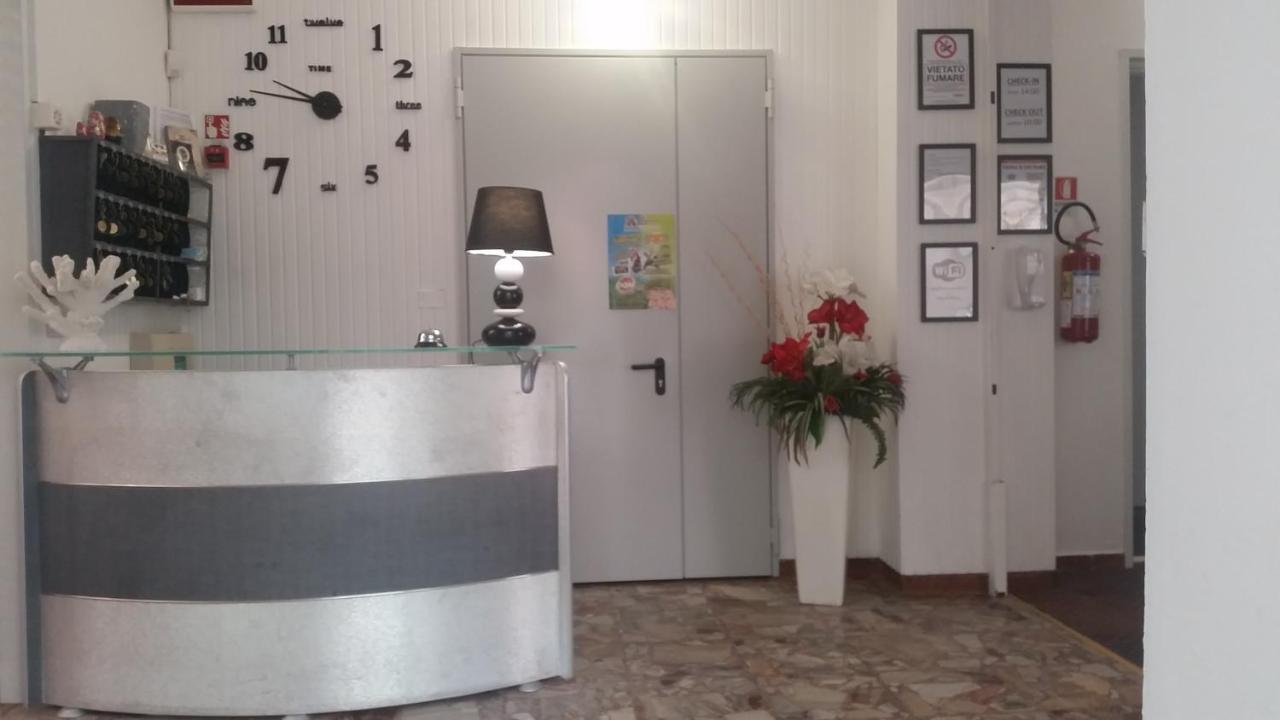 Hotel Manolita Rimini Buitenkant foto