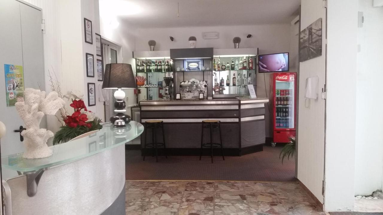 Hotel Manolita Rimini Buitenkant foto