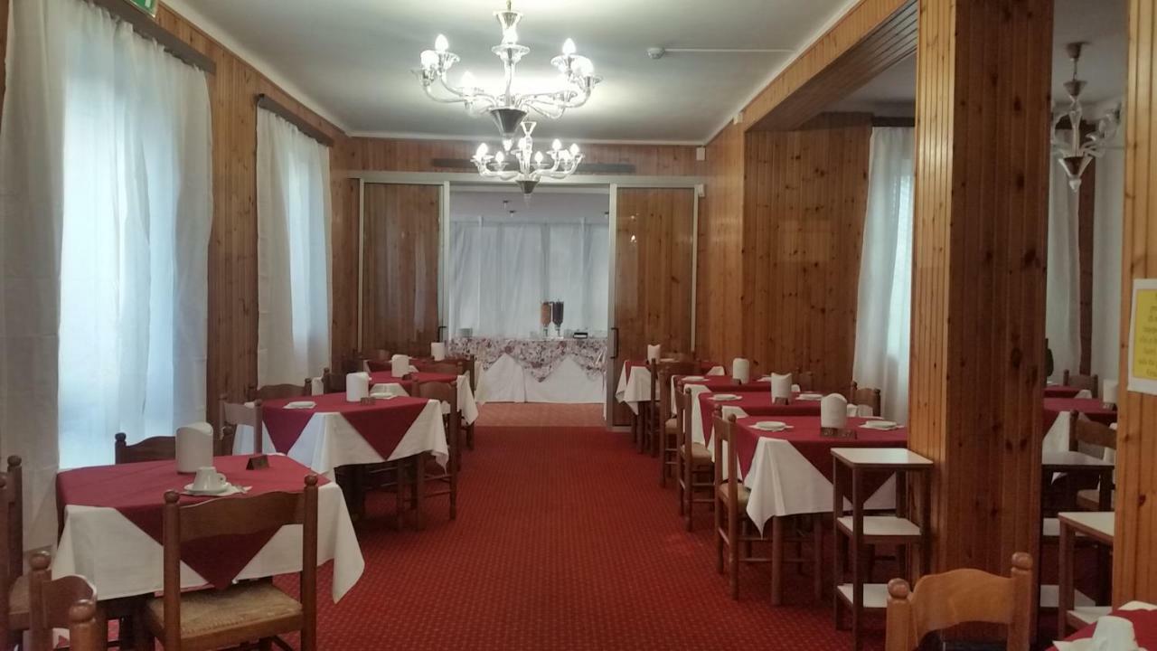 Hotel Manolita Rimini Buitenkant foto